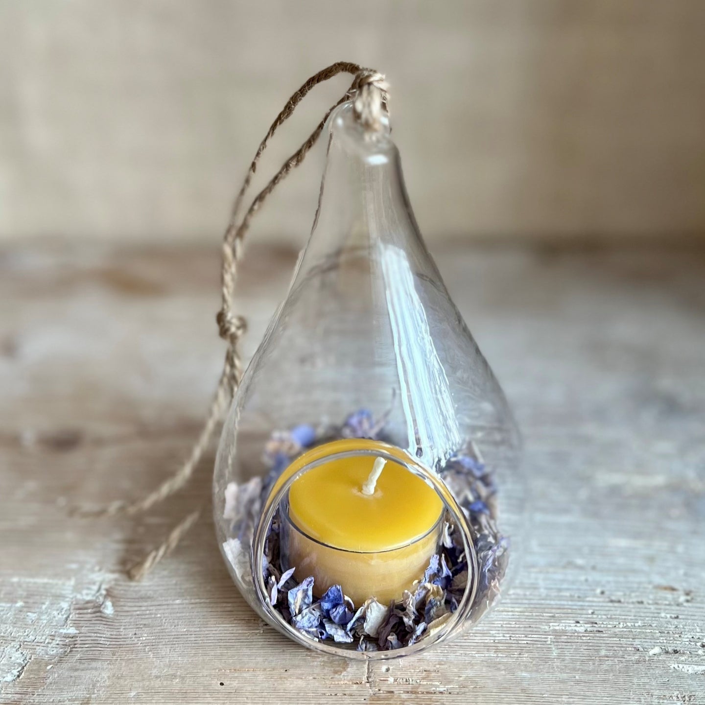 Hanging teardrop tealight