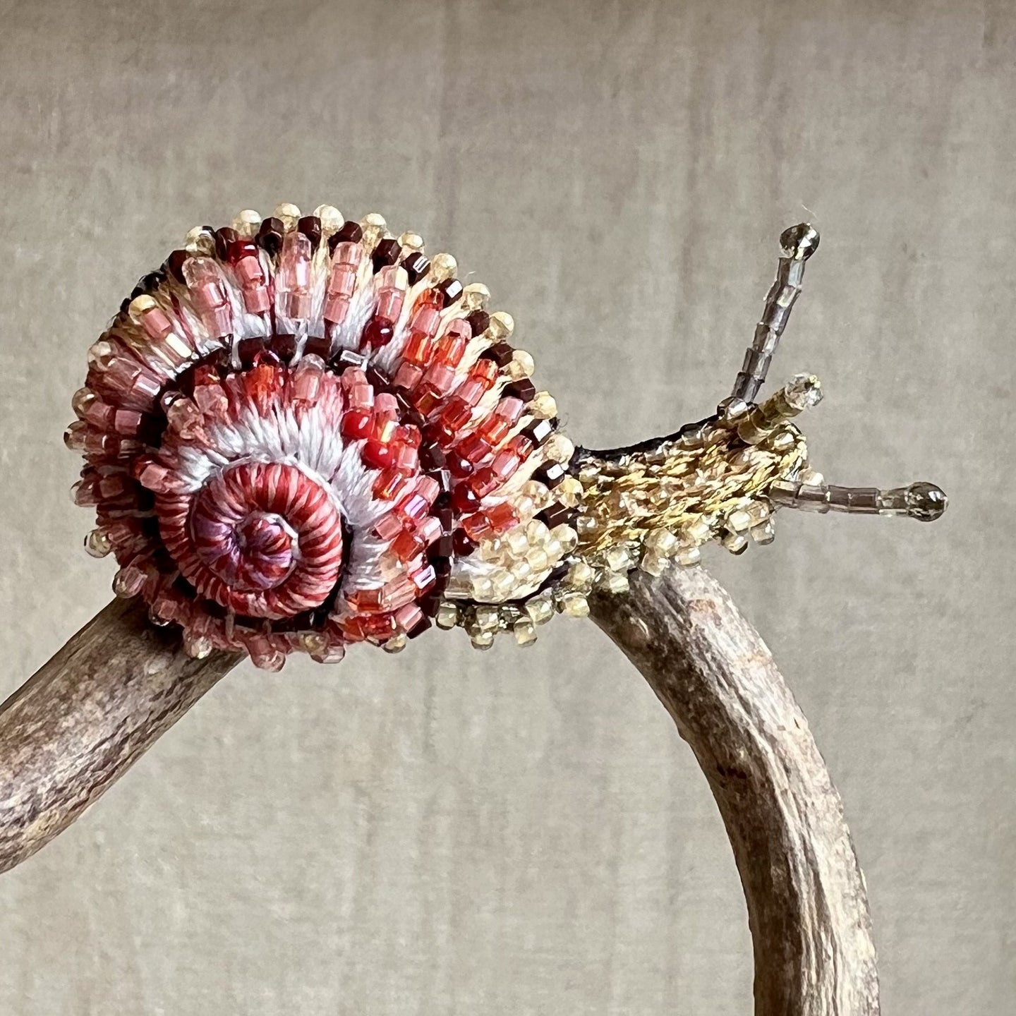 Blinking Snail Brooch - Trovelore