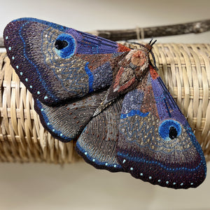 Giant Silk Moth Sculpture - Trovelore